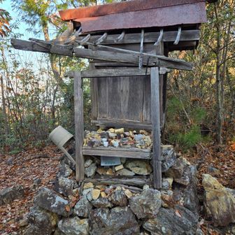 今にも崩れそうですが、よく持ってるなぁ