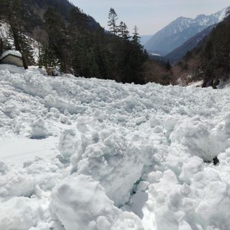 なんじゃこりゃ！？
こんな本格的なデブリ初めて出遭った
半端ない幅の広さ
山行中にこんなん雪崩れて来たら確実にあの世行き
悠長に写真なんか撮ってる場合じゃ無い
早々に危険域から離脱