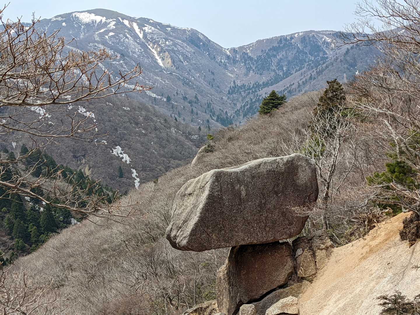 絶妙なバランスの岩