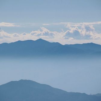 💁🏻‍♀️📷 中山展望台。雲海の上に大きく裾野を広げ、どっしりと佇んでいる木曽御嶽山。