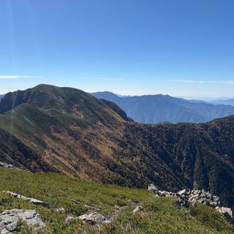 紅葉と兎への稜線。兎岳も登りたい山です