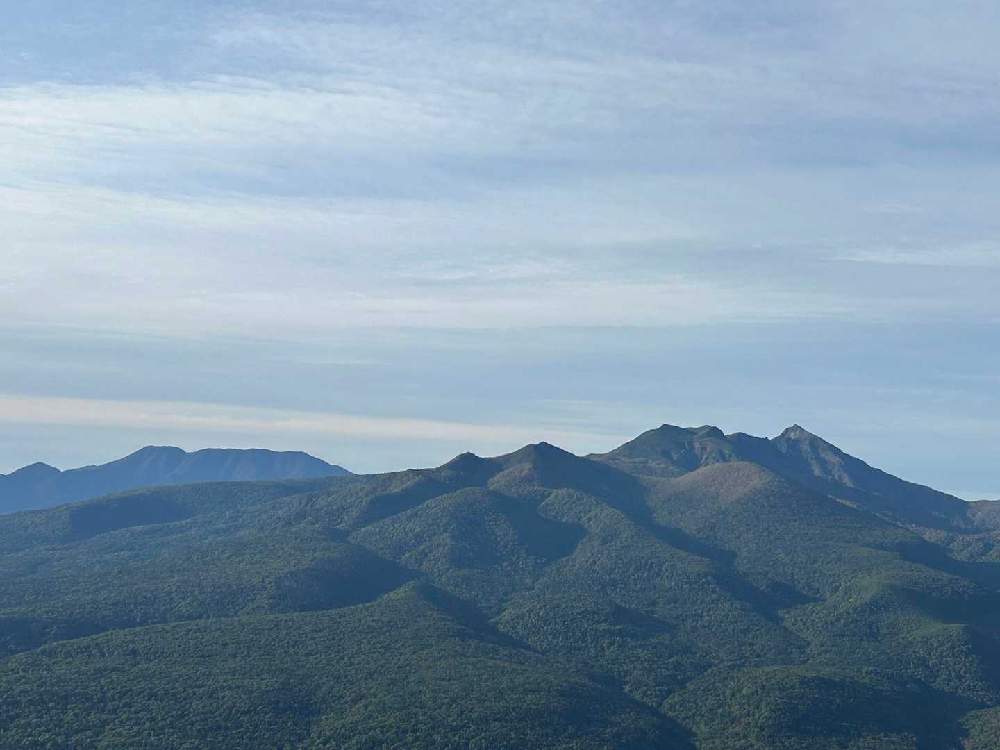 右側にニペソツ山
左奥にウペペサンケ山
たまらんですね♪