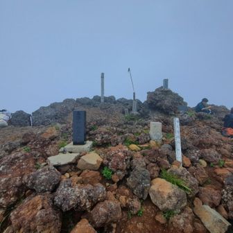 七高山山頂　別の登山口からの合流地点でもある。
｢ヤッホー！ギャー！｣と子供達で賑わっていた。秋田県の高校生が100周年記念の幕を持って記念撮影していました。
下山時に途中でお話をした方とスライドし、｢ギャーとか言ってませんでした？😄｣いやいや言ってたの高校生ですから。
｢初見で言いそうだと思われたんですよ｣とむらさん。何で何で？🤔