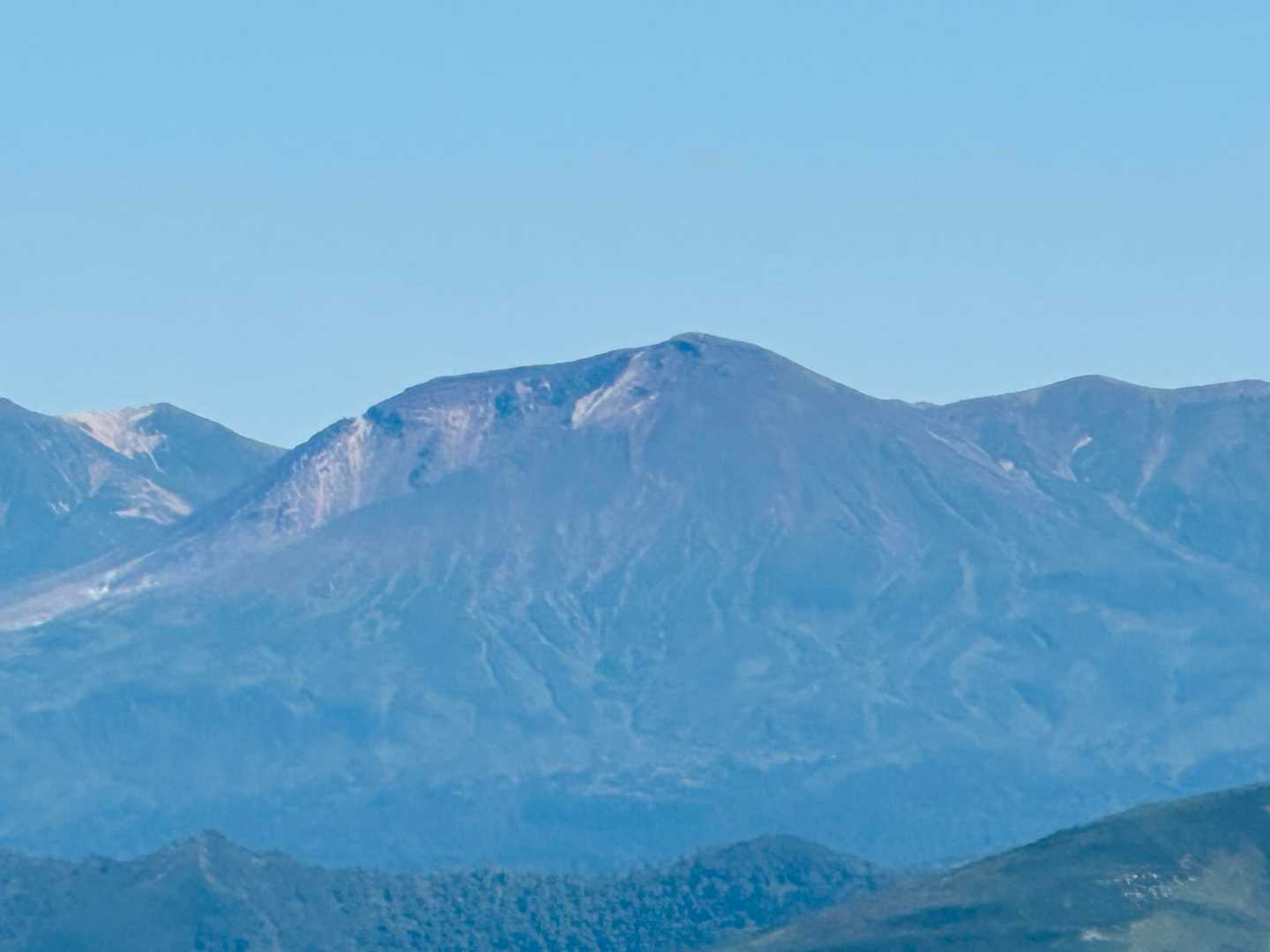 昨日登った大雪山・旭岳を遠望