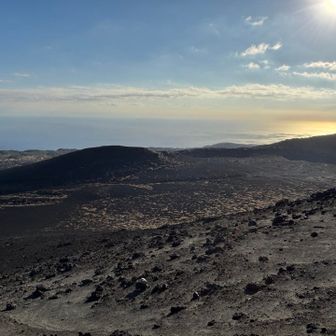 お鉢の外側は日本で唯一の砂漠。裏砂漠🐪
ニベアクリームのCMに出てた。