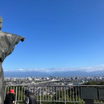 多くの人が立山連峰を眺めていました