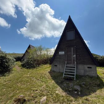 避難小屋に寄り道
左隣はトイレ