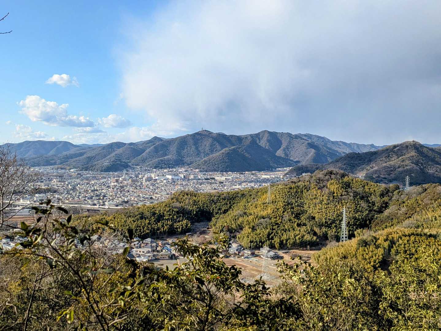 お〜🤩
《笹山》山頂からもナイスビュー✨
空気も澄んで山も街もよく見えます


方角と鉄塔等の目印から「アレが的場山で…」と登った山はすぐに分かる友が羨ましい🥹
🐟️いつまで経っても分かりません