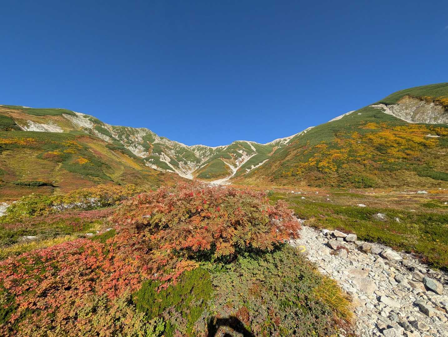 3000m峰三座と神域、黒部湖を見下ろす立山三峰周回の写真