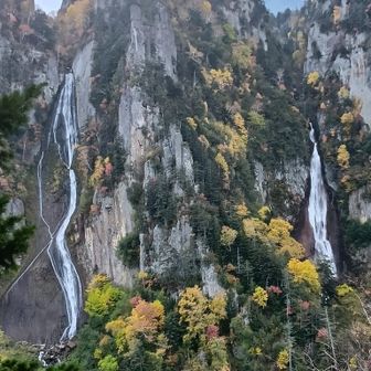 流星の滝（右）の落口の上に黒岳がチラリ