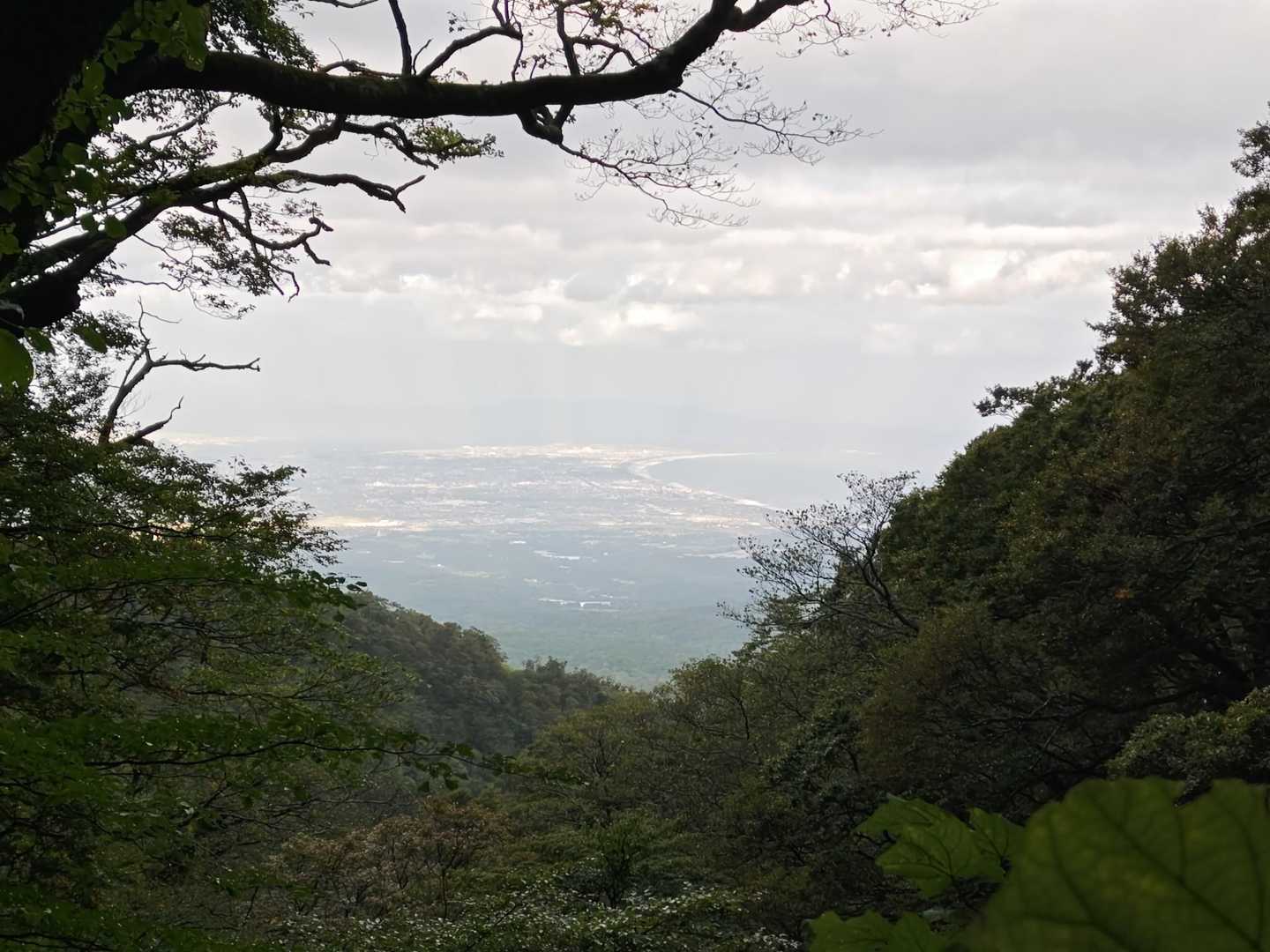 弓ヶ浜が見えている🎶
海岸線は白波がたっているのがよくわかって、風の強さが伺えます