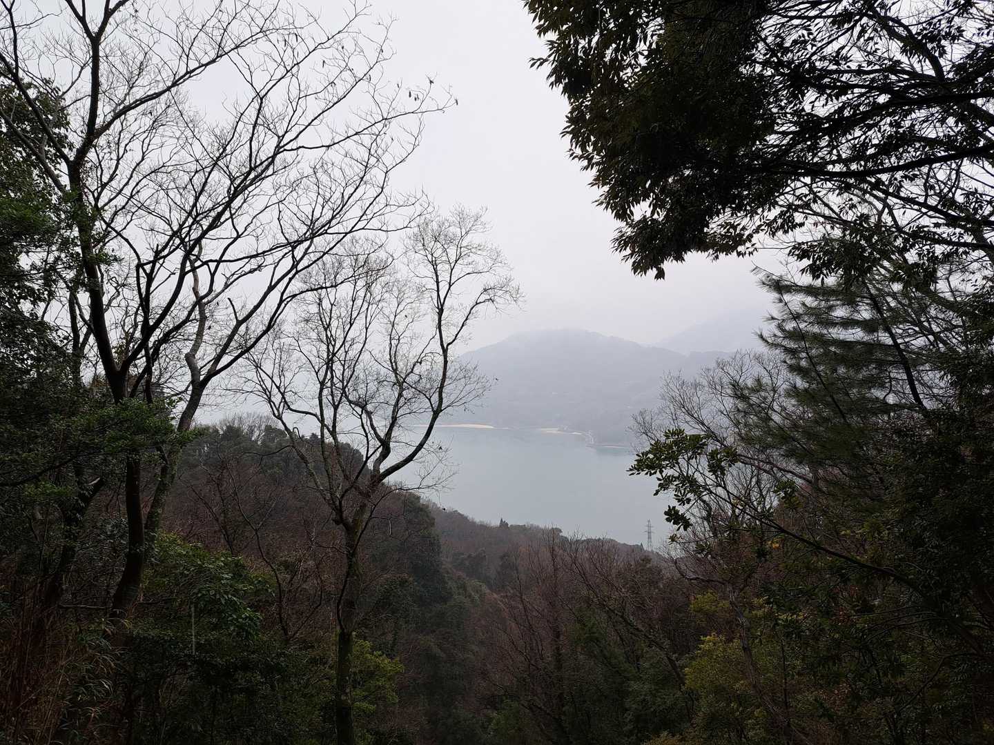 垣間見える島影