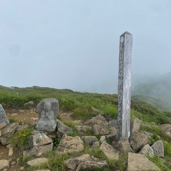 朝日岳はガスって涼しかった