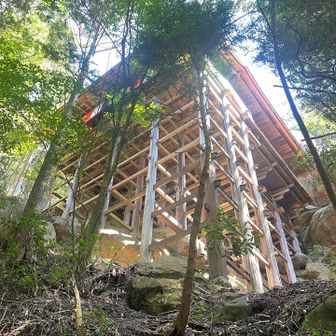 太神山不動寺本堂の特徴懸造り（かけづくり）

清水寺と同じ舞台造りの本堂。
崖や斜面の巨岩に寄り添うように、木組みの柱で支えられた高床式の特殊な建築様式（舞台造り）とも呼ばれている。

間近で見ると、急斜面な所で地面が石の上だったり段差かあるのに、懸造りは凄い技術だなぁと感動しました！
