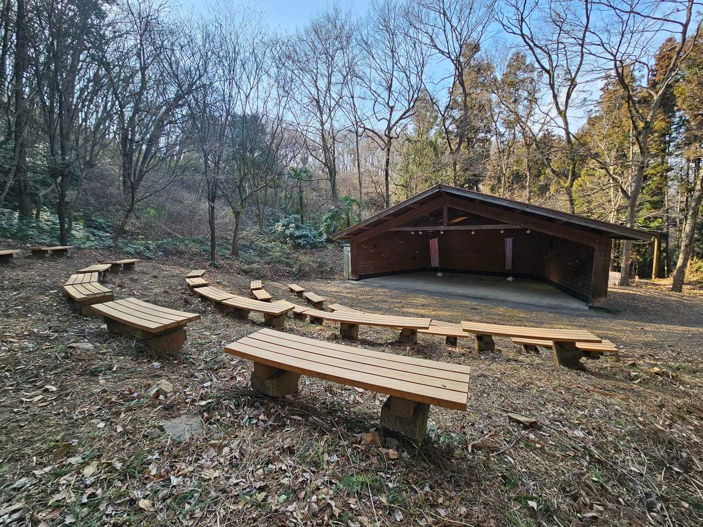 途中のイベント広場
屋外コンサートに使うのかな？w