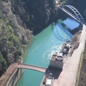 放水路(堰堤の高さは奥只見ダムに次いで日本7位です)