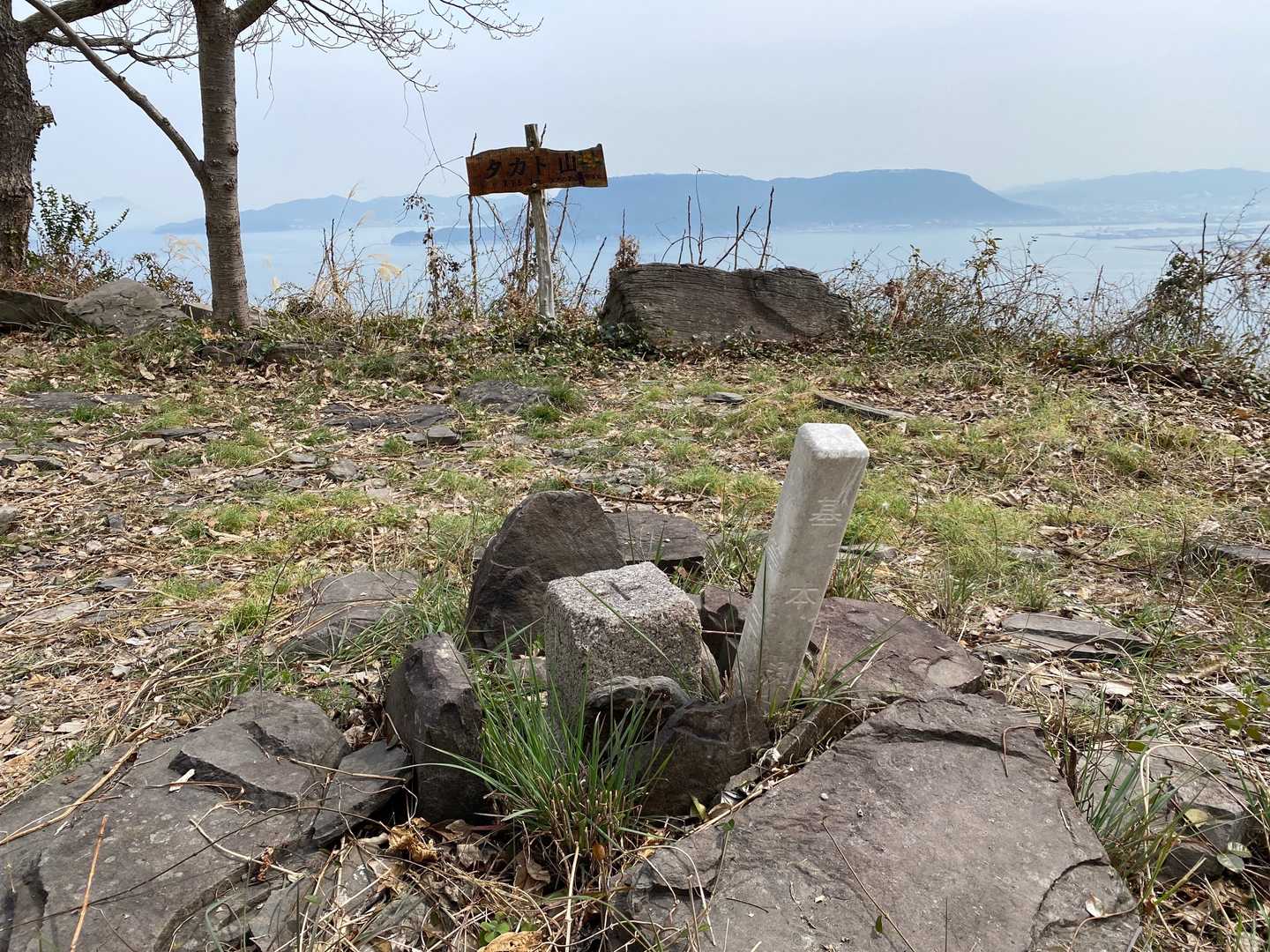 私も息子もはぁはぁ言いながら、タカト山の山頂標識&二等三角点(215.98△女木島)に到着です。

ここからの眺望はステキでした😲