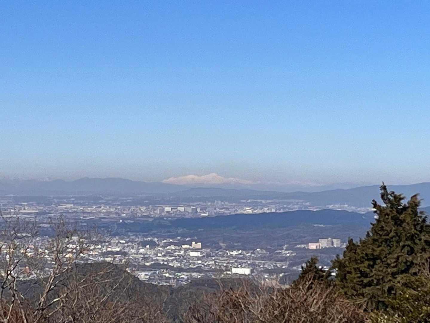 　　御嶽山とその右後方に延びる雪山は
　　なんだろう？🤔
　　地図でお山の位置を考えると方角的
　　には北アルプスみたいだけど…

展望台にある方位盤みたいな物にも北アルプスと書いてあったから見えるのかな？