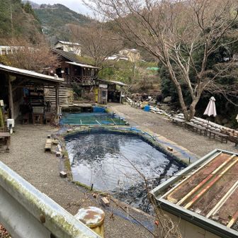 駐車場近くに釣り堀があり魚を焼いていました😙