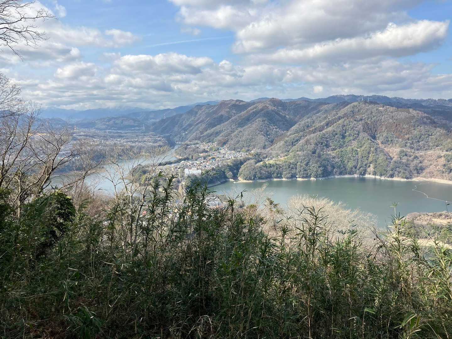 覗いた場所に下りてみた。津久井湖の奥の方には、年末に歩いた南高尾山稜。多分あの辺り😅