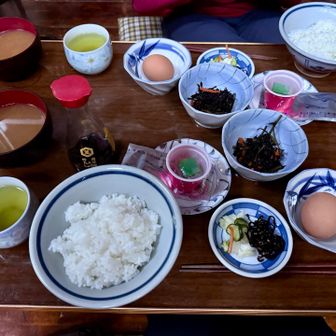 おはようございます
朝御飯
ひじきも温泉卵も美味しい
お味噌汁のきのこは天然なめこかな

食べ終わったら準備をして出発
とても居心地の良い宿でした
また来たい
来れると良いな
次に来る時は苗場山に登って赤湯に下山したいな