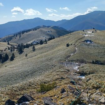 では下りましょう。
この辺だけちょっと雪解けで足下がぐちょっとしています。