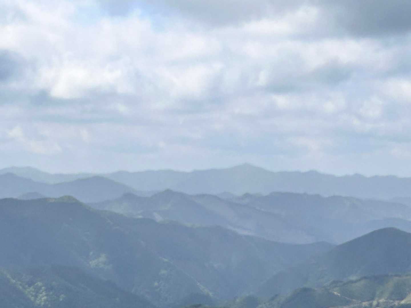 遠くに三角形の華麗な山、あれが明日登る予定の百間山です♪
なかなかの距離、頑張っていくんだー！