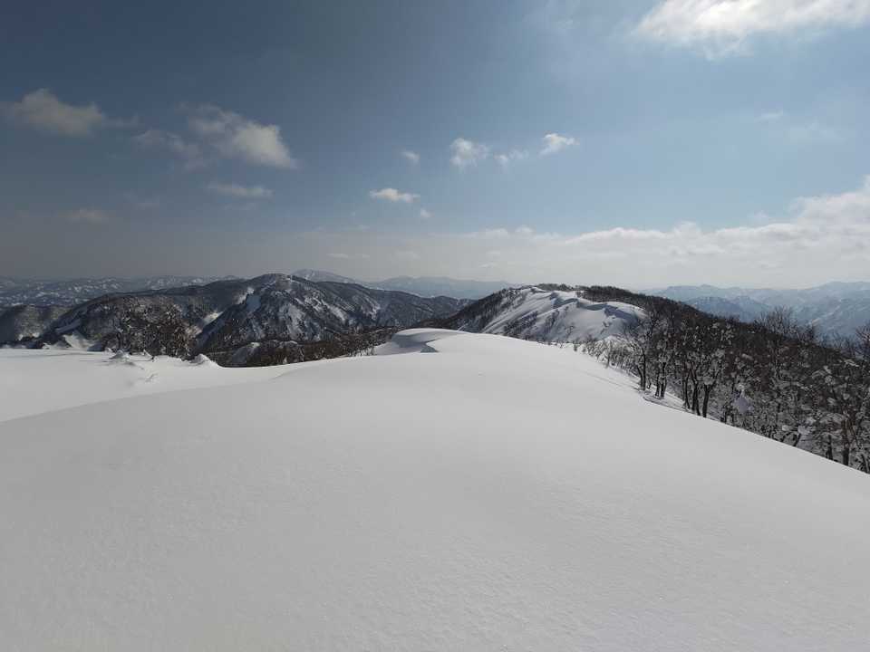 着きました。
踏み跡のない綺麗な雪面。