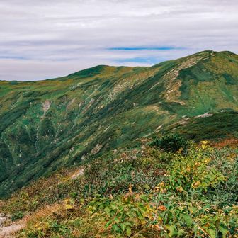右のいかにも山頂っぽいのが本山小屋
真ん中が山頂