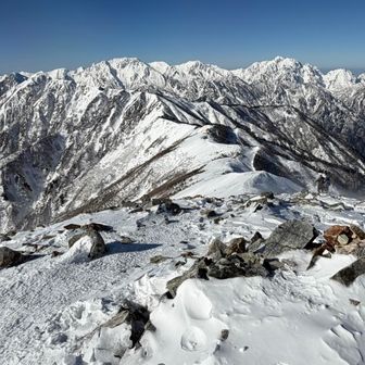 南峰から剱岳方面を見る