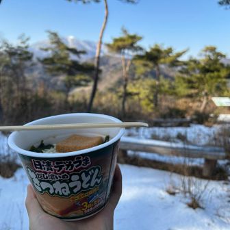 山頂で一人、きつねうどんをいただく。