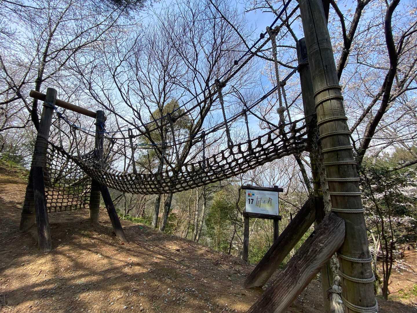 アスレチックもいっぱいあって
それぞれに名前がついとる

ちなみにこれは「高瀑」
山登りする人にとっては
粋な名前がよっけあった