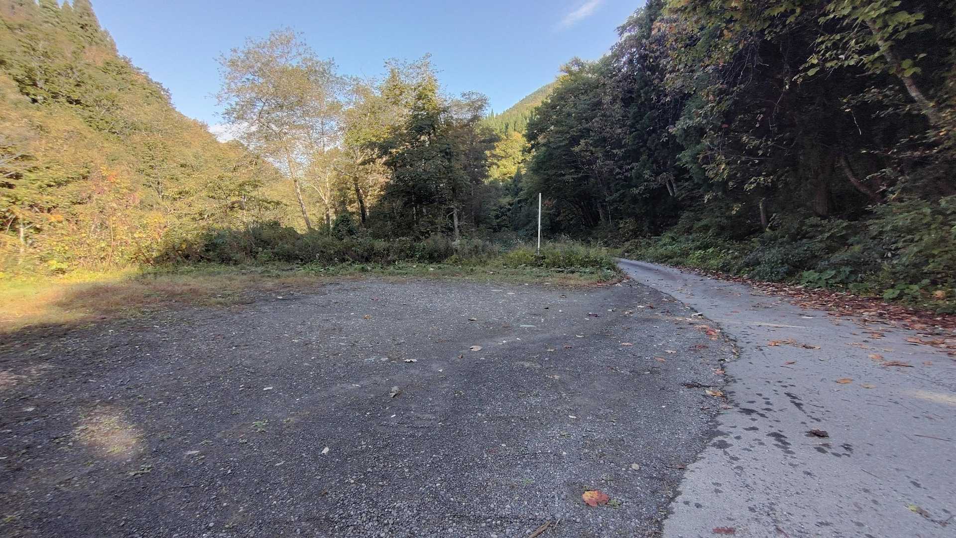 虎毛山登山口前駐車場。