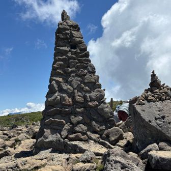乗鞍岳までは軽い登りです。
人とすれ違う事が多くて、中々進まないのが
ネックでした。
