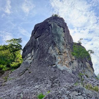 負欠岩に到着。
立派な岩ですなぁ！