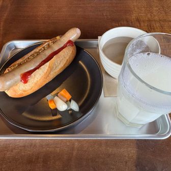 昼ごはん
雲の平ホットドッグ🌭
カルピスソーダ