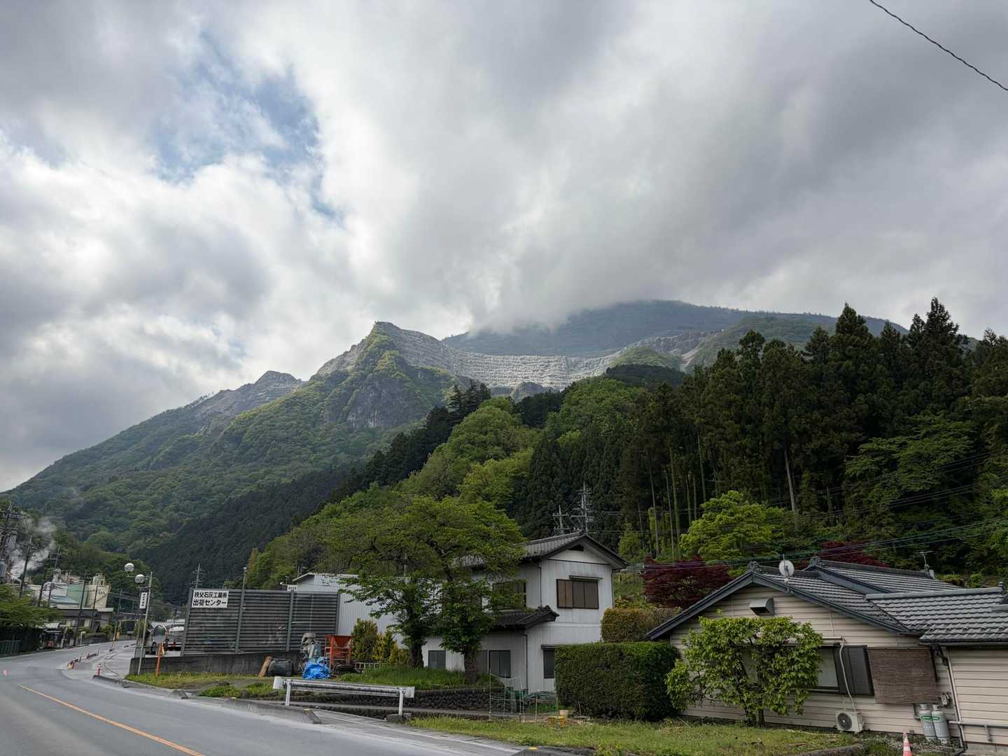 雲で山頂見えず