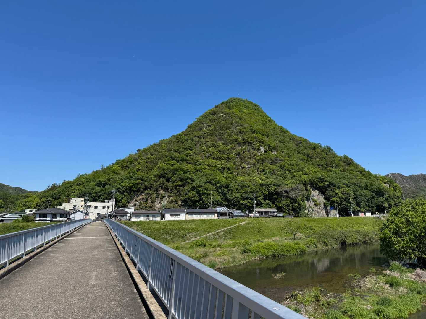 駅を降りていきなり目の前に和気富士が‼️