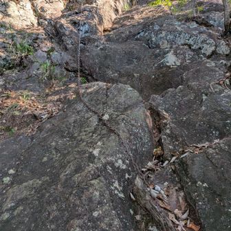 二番岩のロング鎖場です。一枚岩です。ホールドがききません。