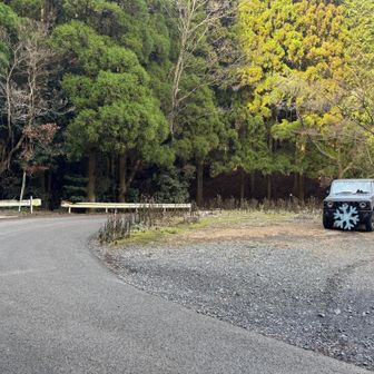 矢筈岳登山口駐車スペース🅿️広いです

ここに来る途中、工事中の大型トラックとすれ違い。バックして離合できたけど、運転手さんが
「後ろからもう一台来ます。無線で連絡して待機させるから大丈夫です」と声をかけてくれました✨
おかげ様で、狭い道を安心して登りました🚗☺️