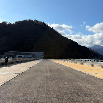 最後の最後が短いけど核心部だよなあと毎回思いますが、今回も人気観光地で平和な宮ヶ瀬ダムまで無事に下りてくることができました。「水とエネルギー館」でトイレお借りしました。ダムカードも貰えます。「インクライン」というダムの斜面を上り下りするケーブルカー、一度経験してみるのも良いかと。(この日は運休でした)