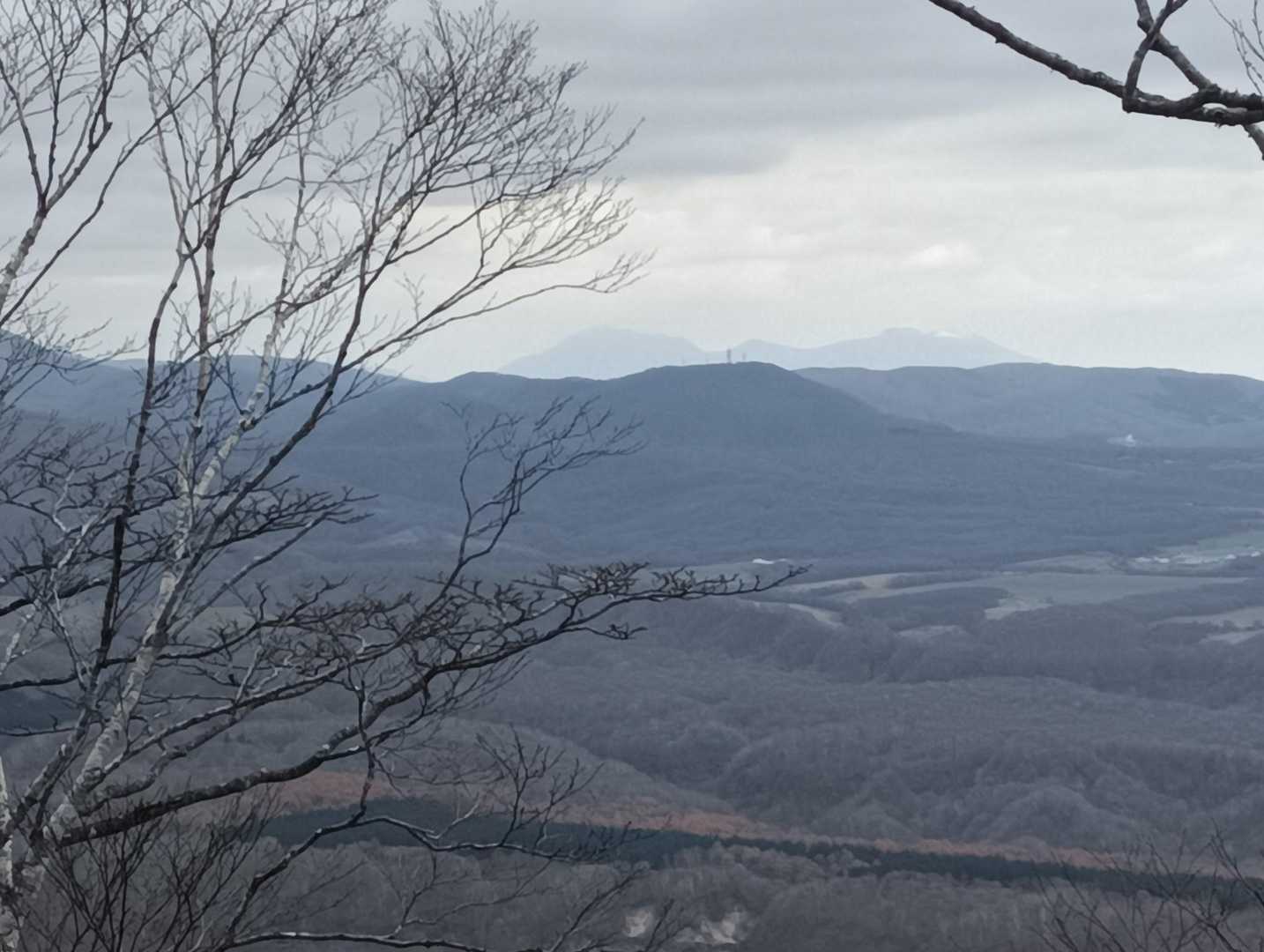 奥に樽前山が見えた