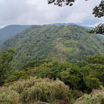 下山中…　今日辿って来た山々と稜線😄