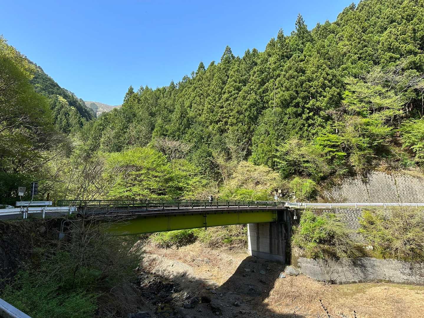 麓は新緑。
今日は登山口近くに車を停めて。