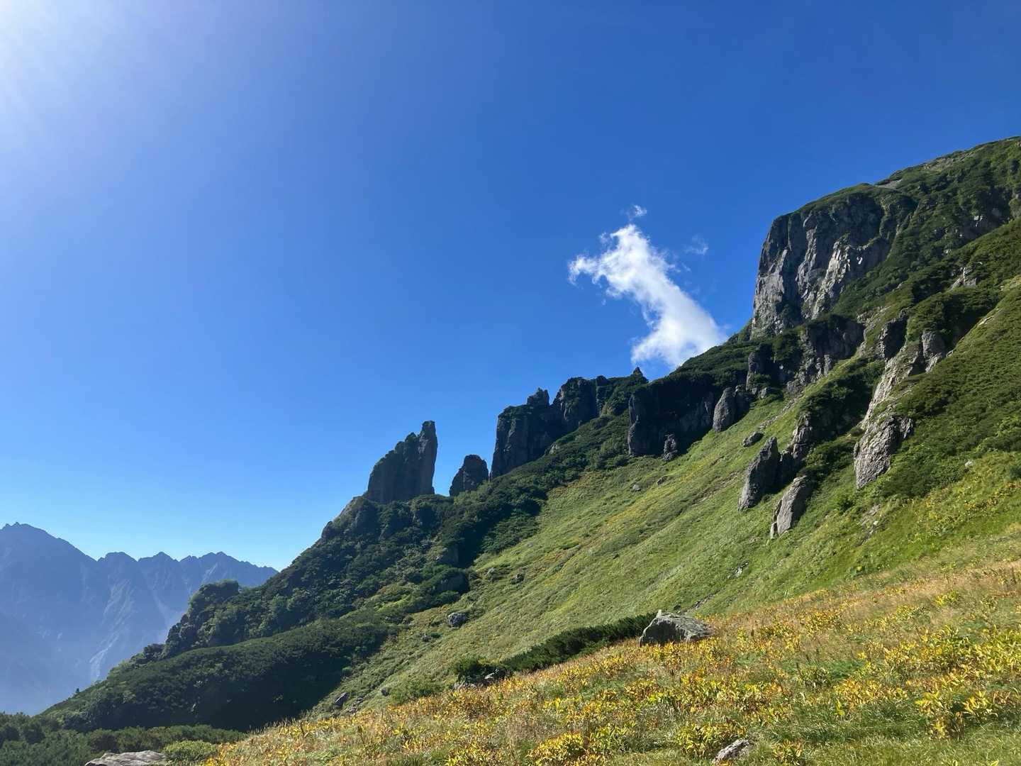 切り立った岩