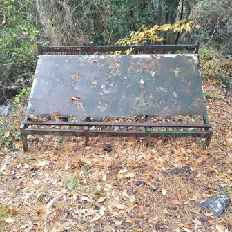 ⑪　（参考）朽ちた案内板（天狗防山展望地）　＊設置者調査中（安芸区農林課情報）2025.12.25