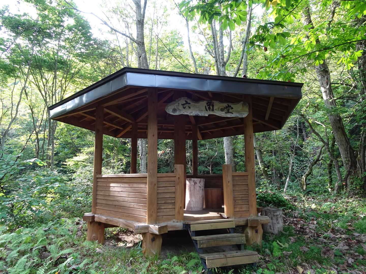 六角堂。川沿いにあります。