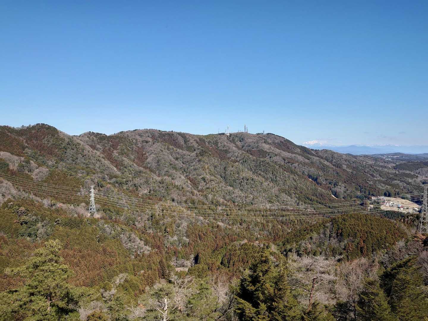 展望台から三国山。その奥に御嶽山。