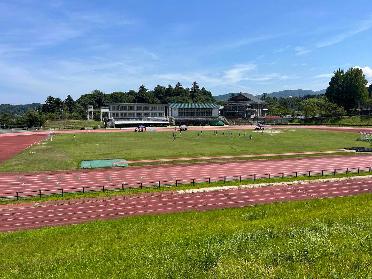 陸上競技場🏟️
子供たちがサッカーをしてました⚽️
暑い中、一生懸命プレーしてます💪

このくらいのやさしい登山でもすぐに汗だくになりました💦
気温が高すぎますね🥵
車で涼みながら次のお山へ向かいます🛻