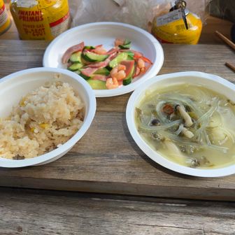 途中まで下山し展望ポイントのところでご飯🍽️
今回は小エビとハムの塩炒め、白湯鍋、栗ご飯